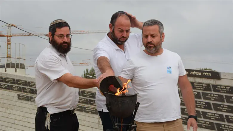 אחיו וגיסו של יהודה דימנטמן הי"ד מדליקים את משואת הזיכרון 
