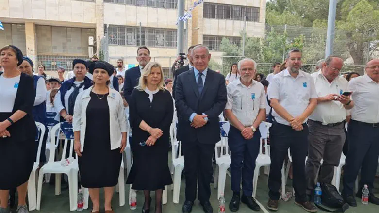 Биньямин и Сара Нетаньяху на мемориальной службе