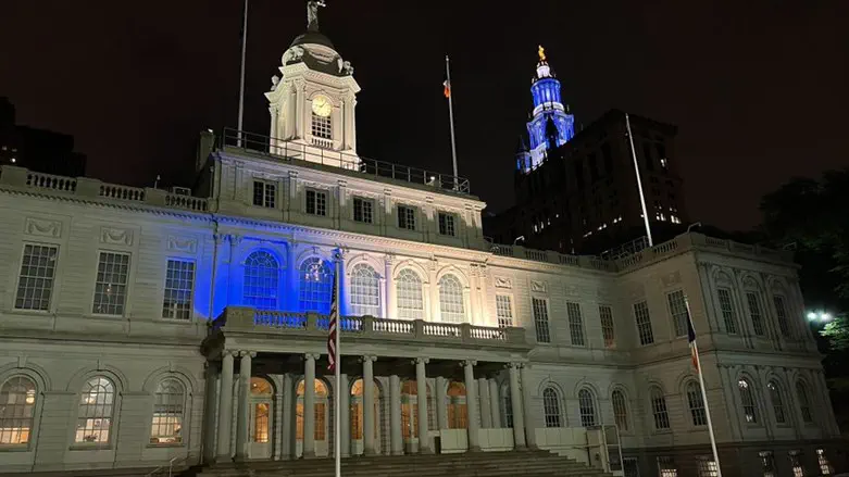 בניין עיריית ניו יורק מואר בכחול ולבן