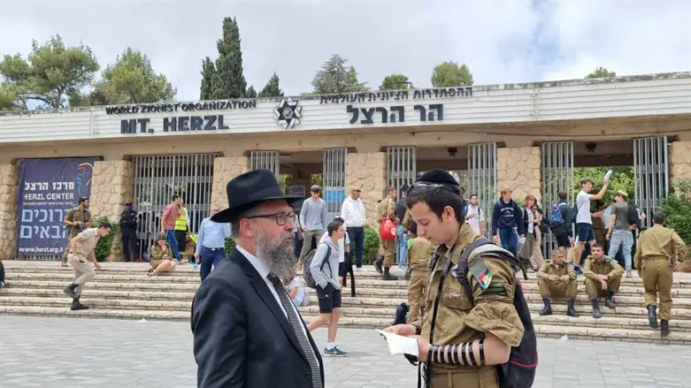 הנחת תפילין לחיילים בכניסה להר הרצל