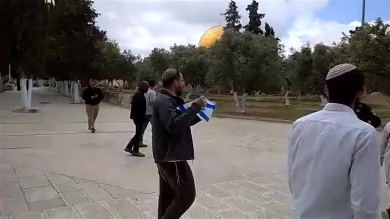 Hatikva singers & Israeli flag on the Temple Mount