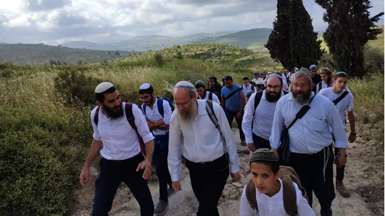 раввин Ноам Вальдман и раввин Элишама Коэн идут в Хомеш