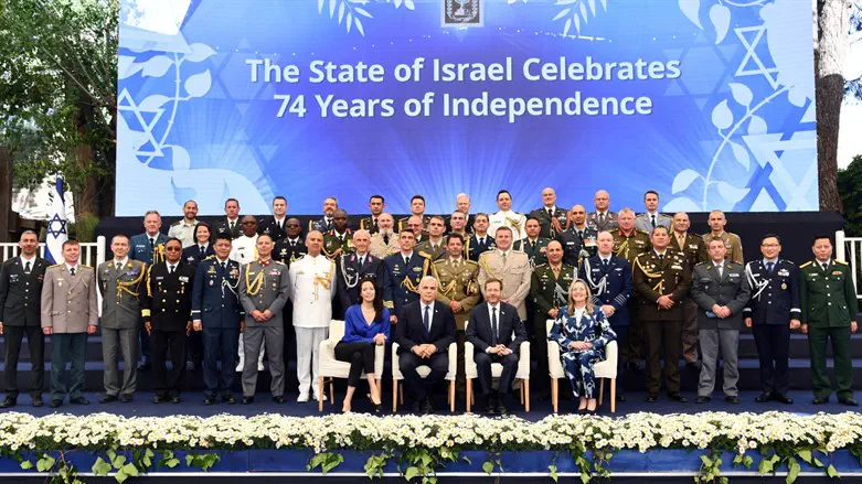 הרצוג ולפיד עם הנספחים הצבאיים הזרים