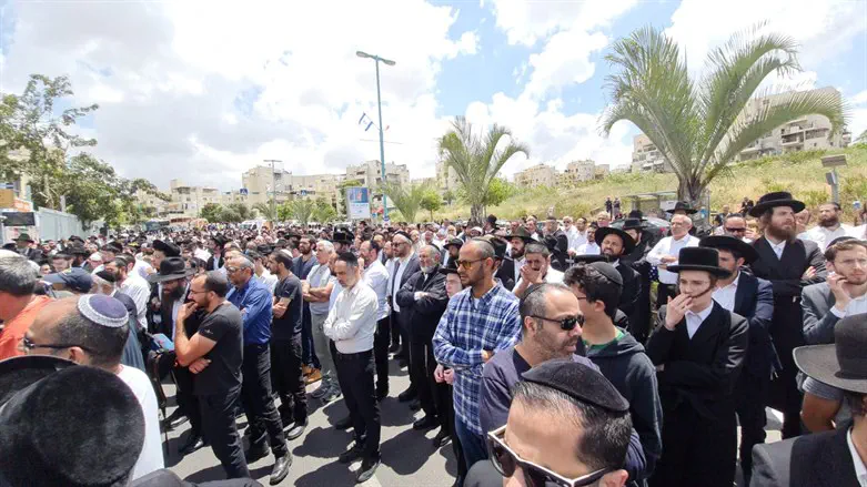 מאות מלווים למנוחות את הנרצחים בפיגוע בעיר אלעד