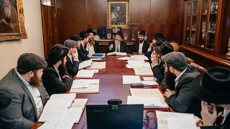 הרב ברל לזר עם תלמידים