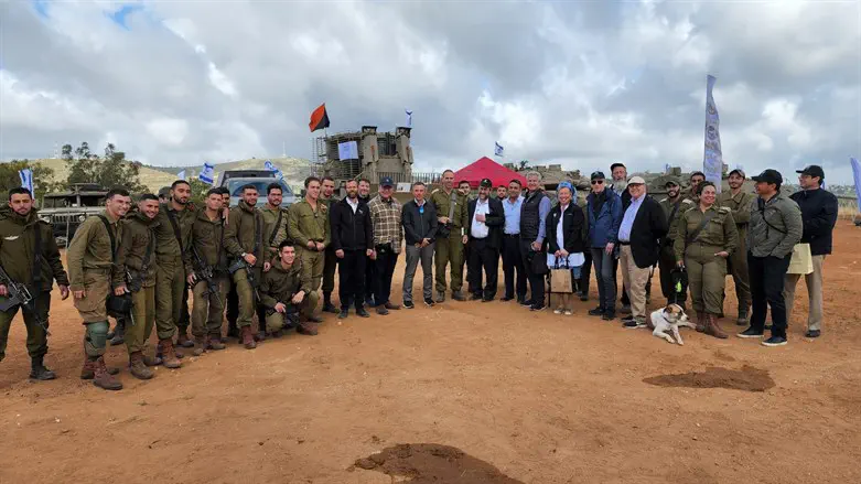 חברי הקונגרס עם ראשי מועצת בנימין ונציגי צה"ל 