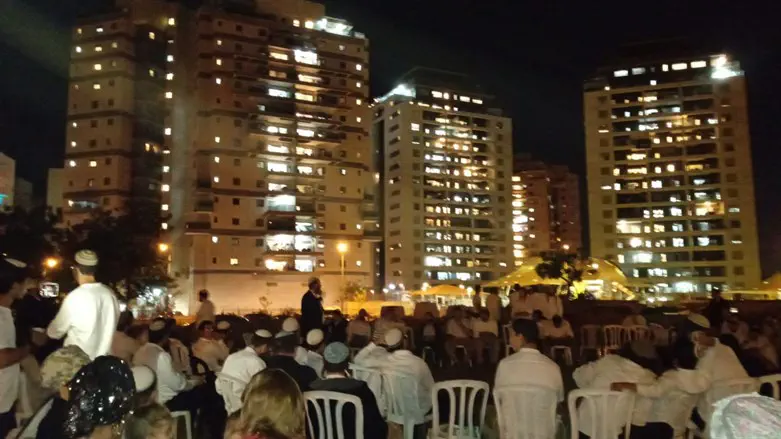 מול ביתו של ניר אורבך