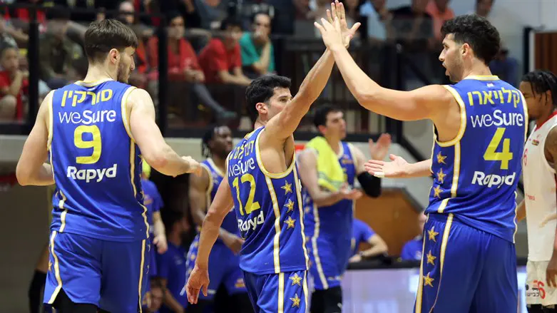 שחקני מכבי ת"א חוגגים בסוף המשחק
