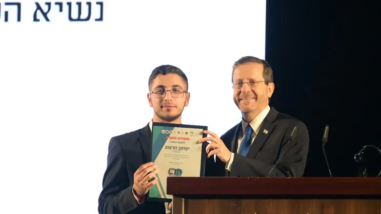 יצחק הרצוג ועומר שחר 