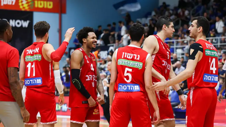 שחקני הפועל ירושלים. יצליחו לעלות למקום הראשון?