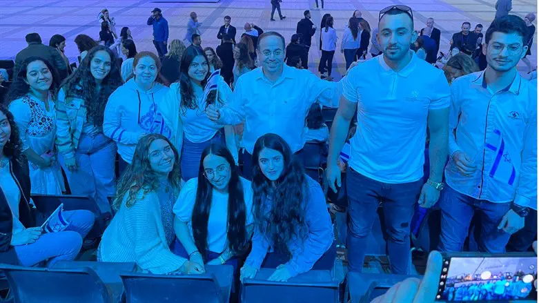 ראובן פינסקי עם המצטיינים בהר הרצל