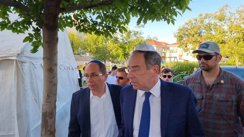השגריר תום ניידס מגיע לנחם את האבלים באלעד
