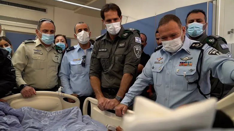 Яаков (Коби) Шабтай посетил раненного бойца