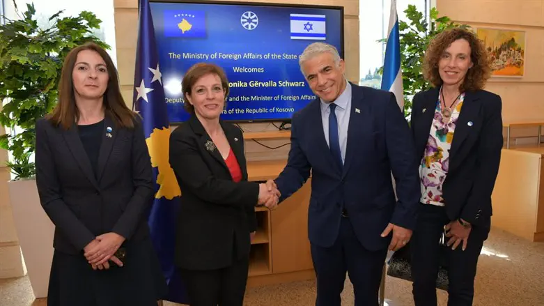 השר לפיד עם שרת החוץ של קוסובו