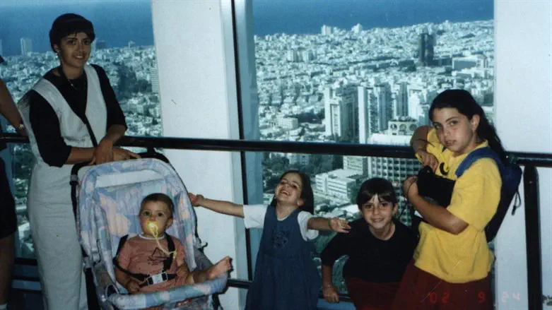 Tali Hatuel and her daughters