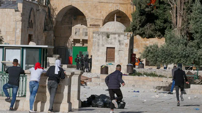 ערבים מתפרעים בהר הבית