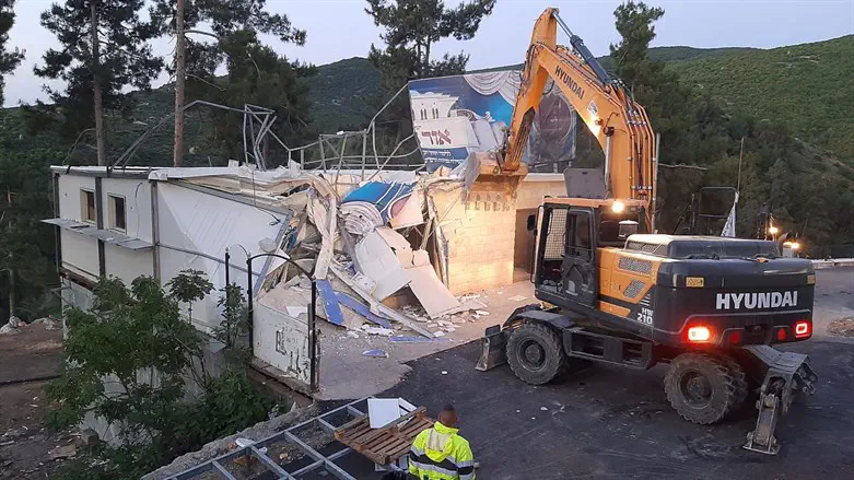 Demolishing the last structure