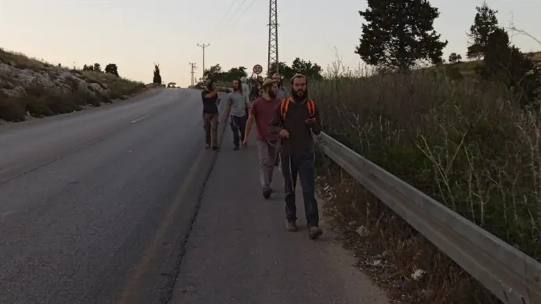 צועדים ברגל לאחר שהרכב הוחרם