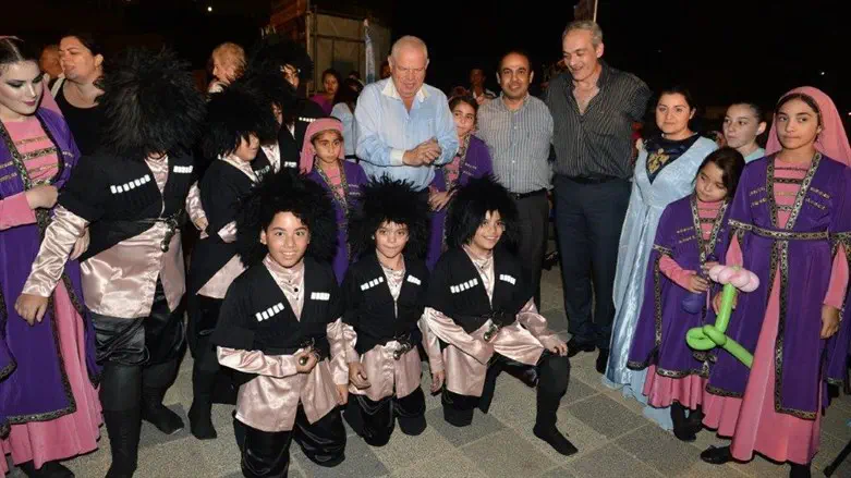 רונן פלוט עם קהילת הקווקז בנוף הגליל