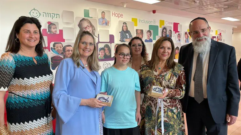 אני מברכת אתכם כי העבודה הזו מקסימה 