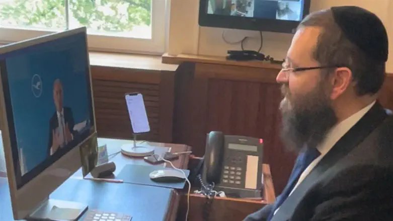 הרב טייכטל בשיחה עם מנכ"ל החברה