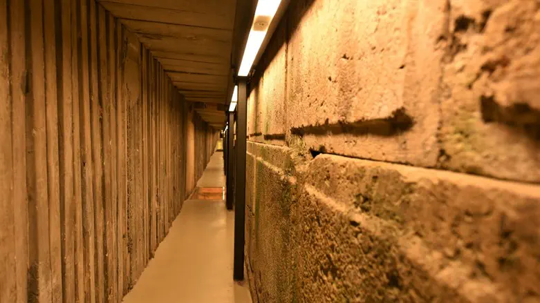 המנהרה הצרה בכותל