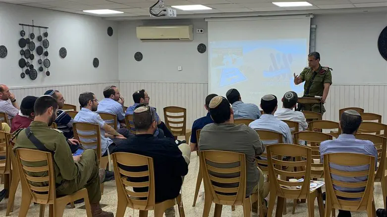 מח"ט שומרון רועי צוויג עם חלק מהמנהלים