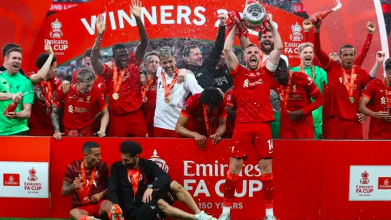 שחקני ליברפול חוגגים תואר שני העונה