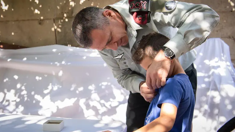 הרמטכ"ל עם בנו של מחמוד