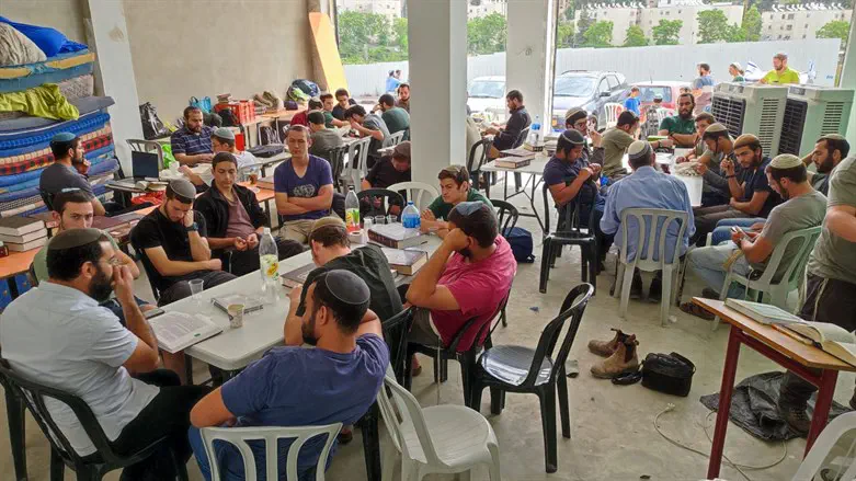 ישיבת ניר בבית התקומה