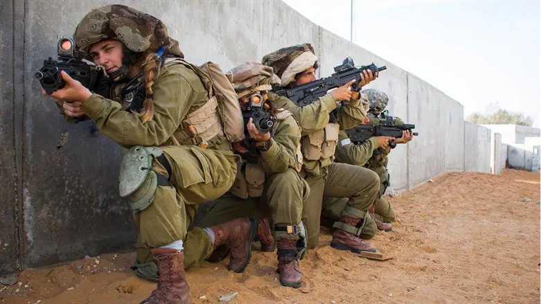 לוחמות באימון. למצולמות אין קשר לידיעה