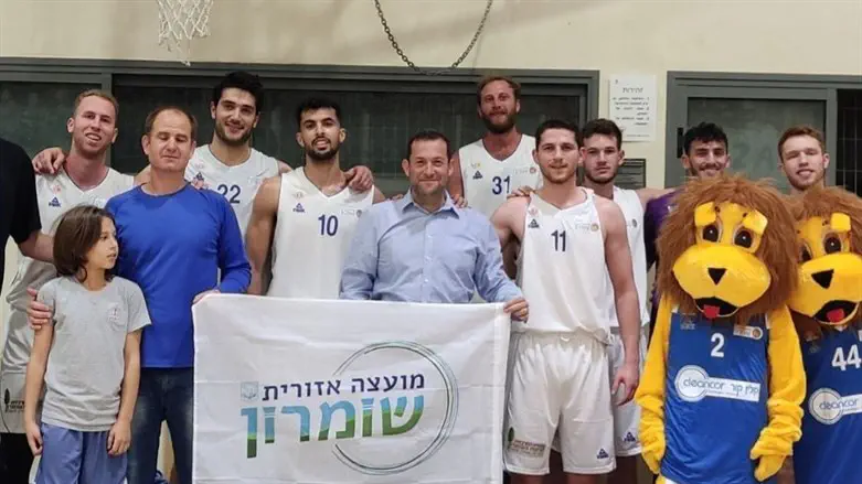 יוסי דגן עם שחקני אליצור שומרון