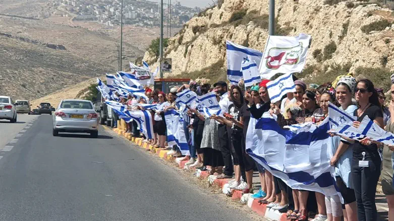 מצדיעים למשפחה ולנעם