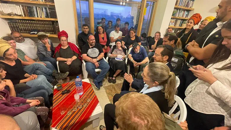 הנשיא הרצוג בניחום אבלים בבית משפחת רז