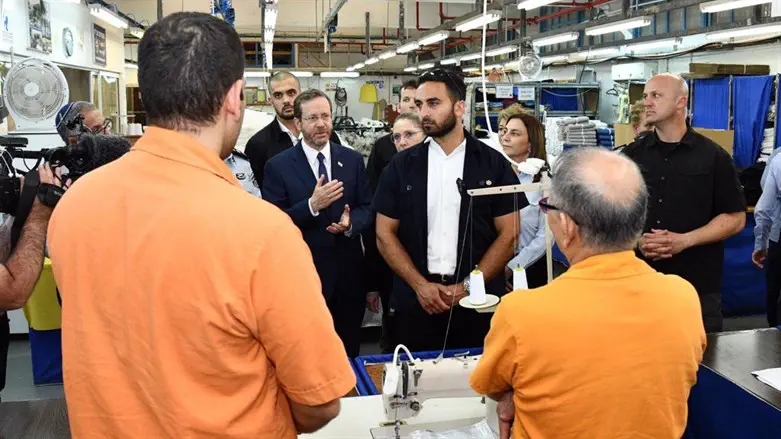 Herzog meets prisoners at Ayalon Prison