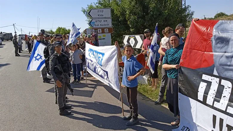 Protests at entrance to Kida against Bennett's visit