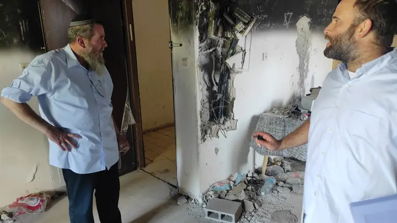 ח"כ אבי מעוז בדירה שהושחתה על ידי ערבים