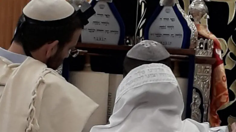 ילד שנולד וגדל כמוסלמי עולה לתורה בבר המצווה שלו