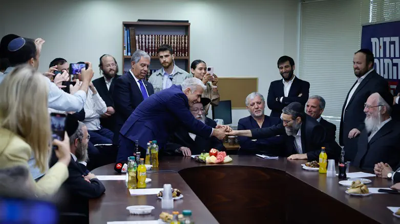 לפיד מגיע לאחל מזל טוב לח"כ גפני