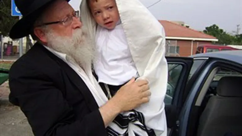 מוישי (עם המטפלת). אוד מוצל מאש