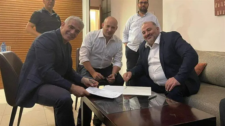 בנט ולפיד עם מנסור עבאס