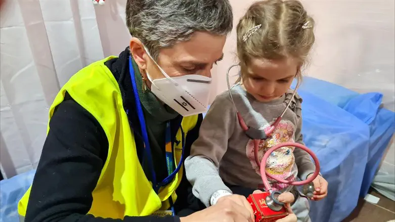 Dr. Rivka Brooks showing a young Ukrainian refugee how a stethoscope works.
