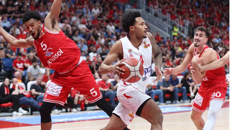 אדמס היום. מטייל לסל