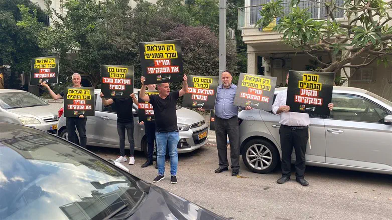 מחאת נהגי האוטובוסים מול בית השרה מיכאלי