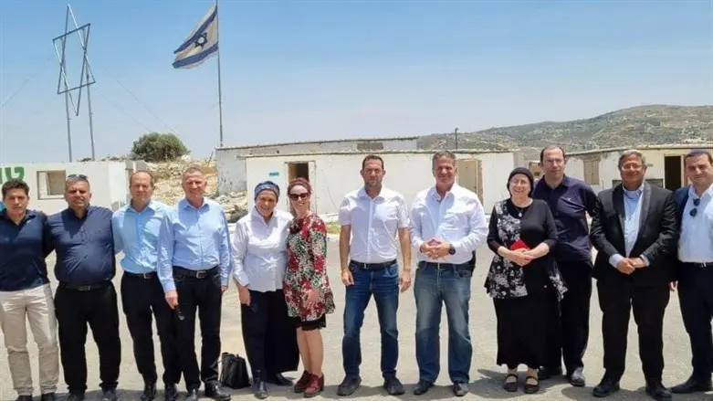 Члены Лобби Эрец-Исраэль и Йоси Даган в Эвиатаре