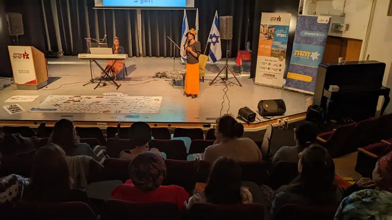 הרבנית ימימה מזרחי בכנס ההוקרה לבנות השרות של זהות