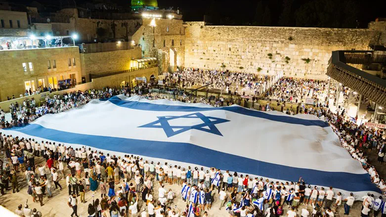 דגל ענק בכותל