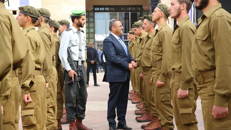 משה ליאון עם חיילים