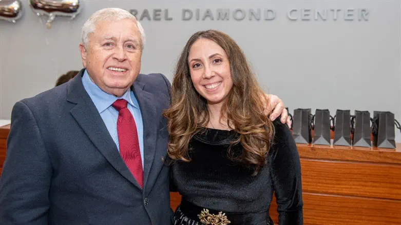 אבי טביסל (משמאל)