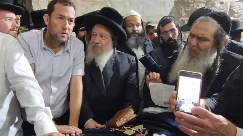 האדמו"ר מזוועיהל והרב שלום ארוש